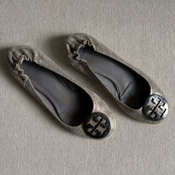 TORY BURCH Reva Metallic Silver Leather Logo Flats Size 8.5 - Picture 1 of 7